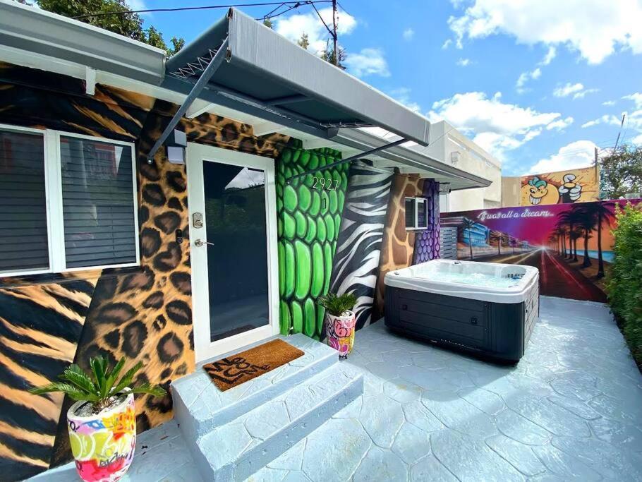 Casa de férias Unique Art Escape W/ Hottub, Arcade & Murals