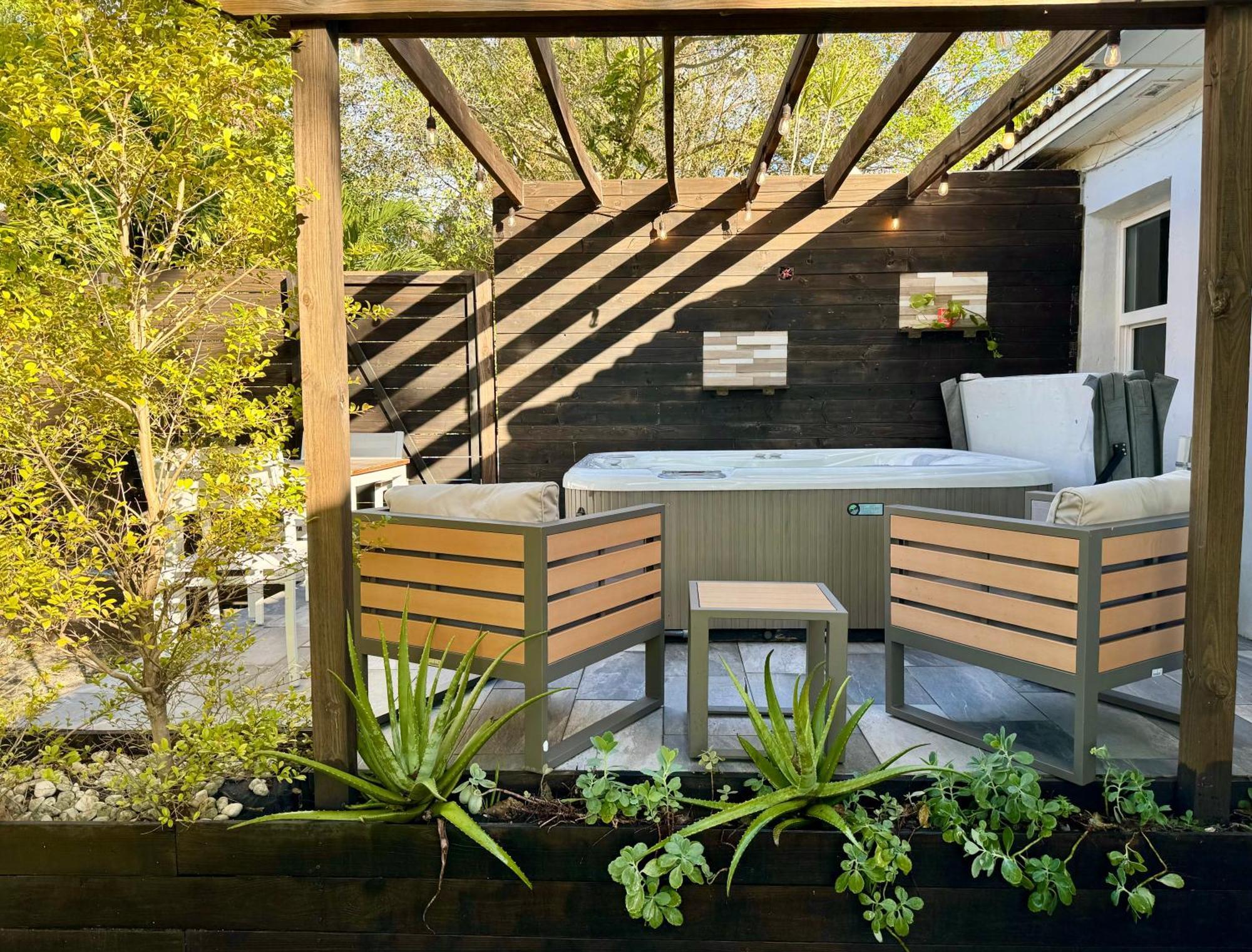 Hot Tub House On Golf Course! 10 Mins To The