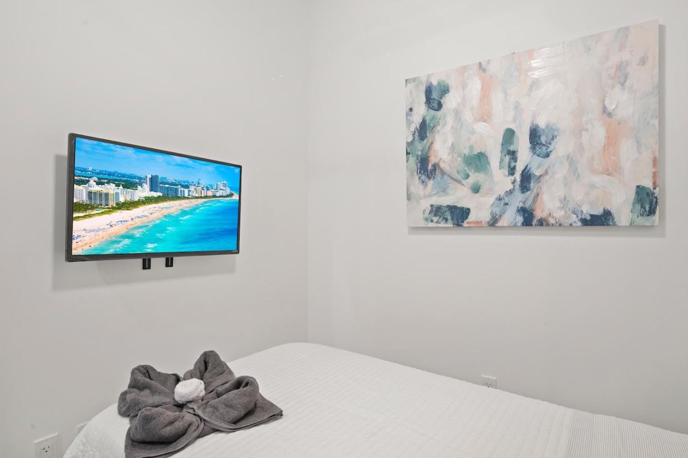 Beautiful Unit In Downtown With Free Parking