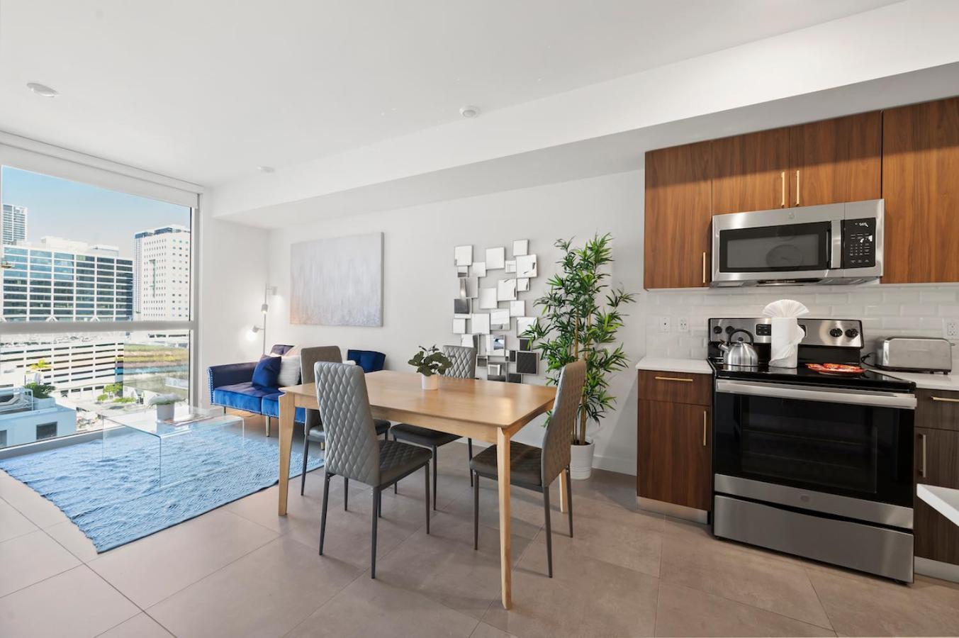 Modern Unit In Downtown With Free Parking Apartment