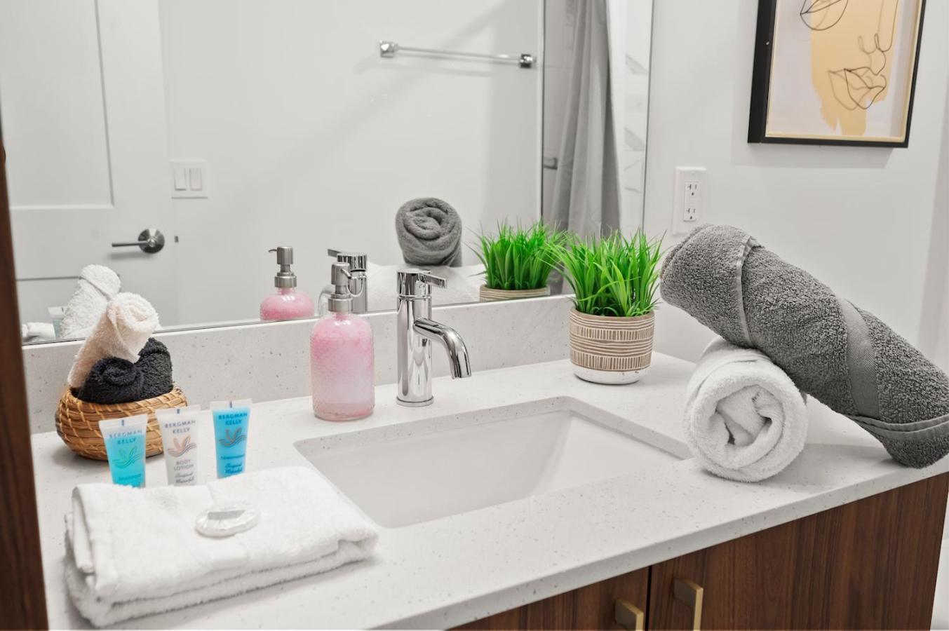 Apartment Modern Unit In Downtown With Free Parking