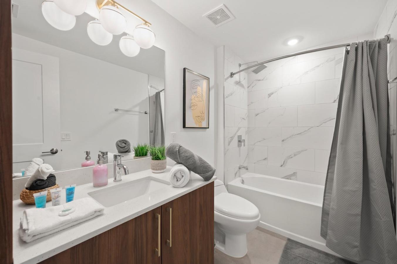 Modern Unit In Downtown With Free Parking Apartment *