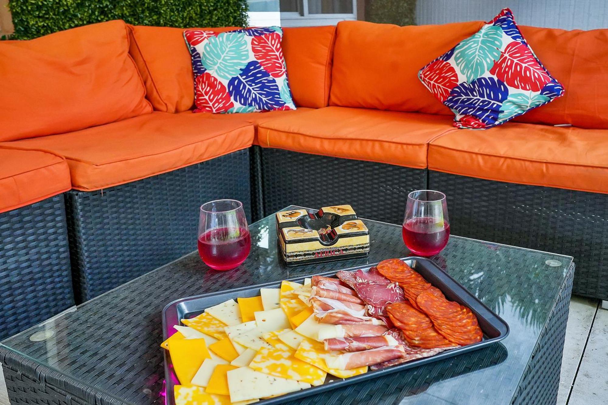 Vacay Spot Gables: Spacious Group Retreat With Game & Prime Location Holiday home