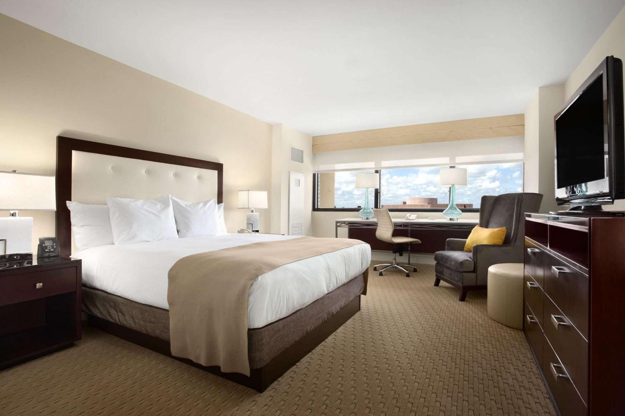 Hotel Hilton Airport Blue Lagoon 4*