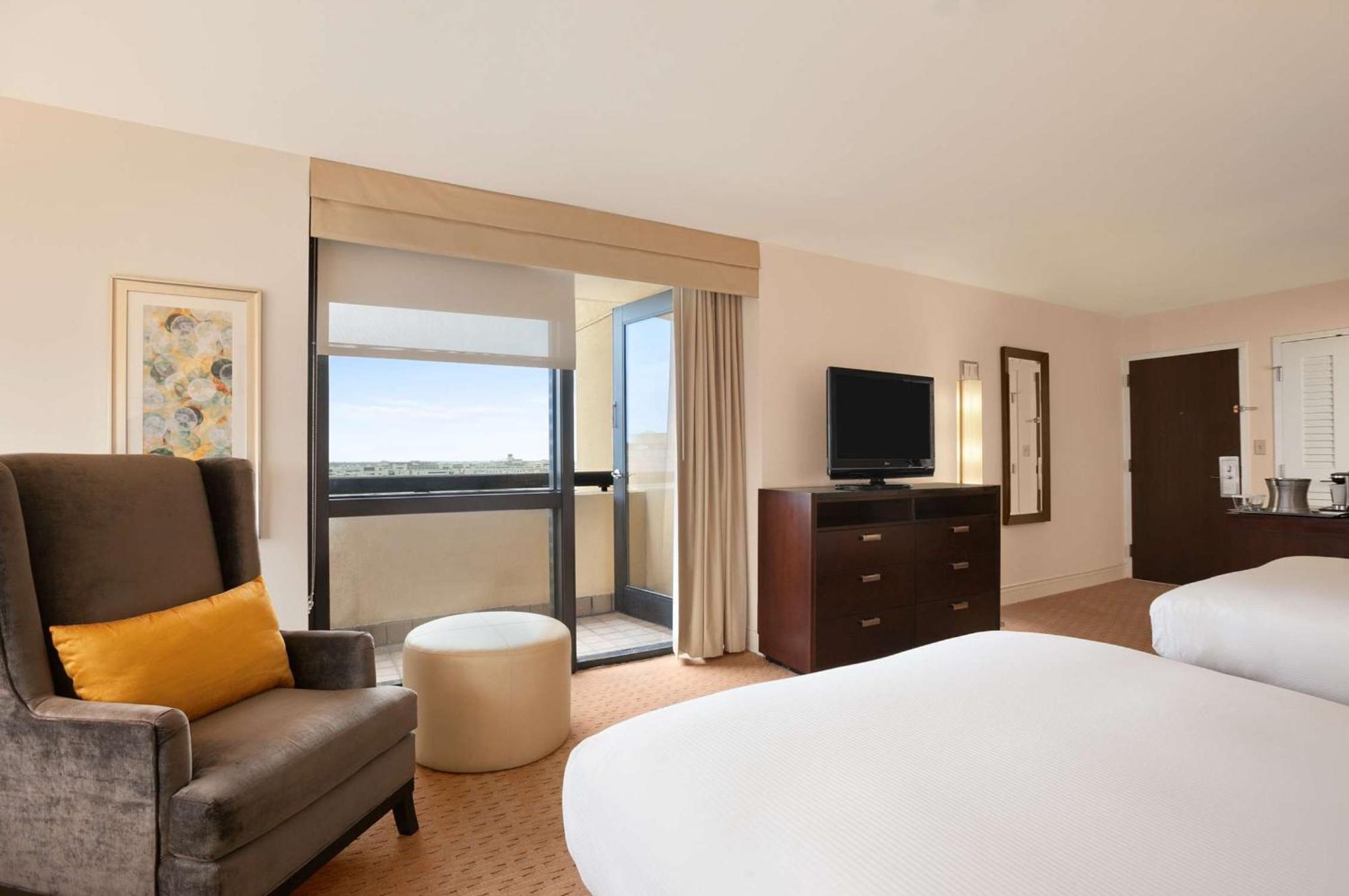 Hilton Airport Blue Lagoon 4*