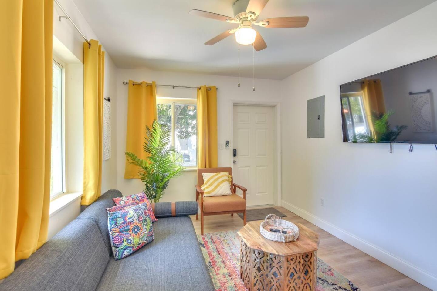 Beautiful Casita With King Bed And Private Patio Close To Calle 8, Mia Airport, Coral Gables Holiday home