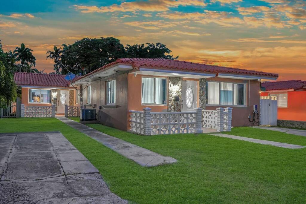 Coastal Escape: Luxury Retreat With Game & Access Casa de férias