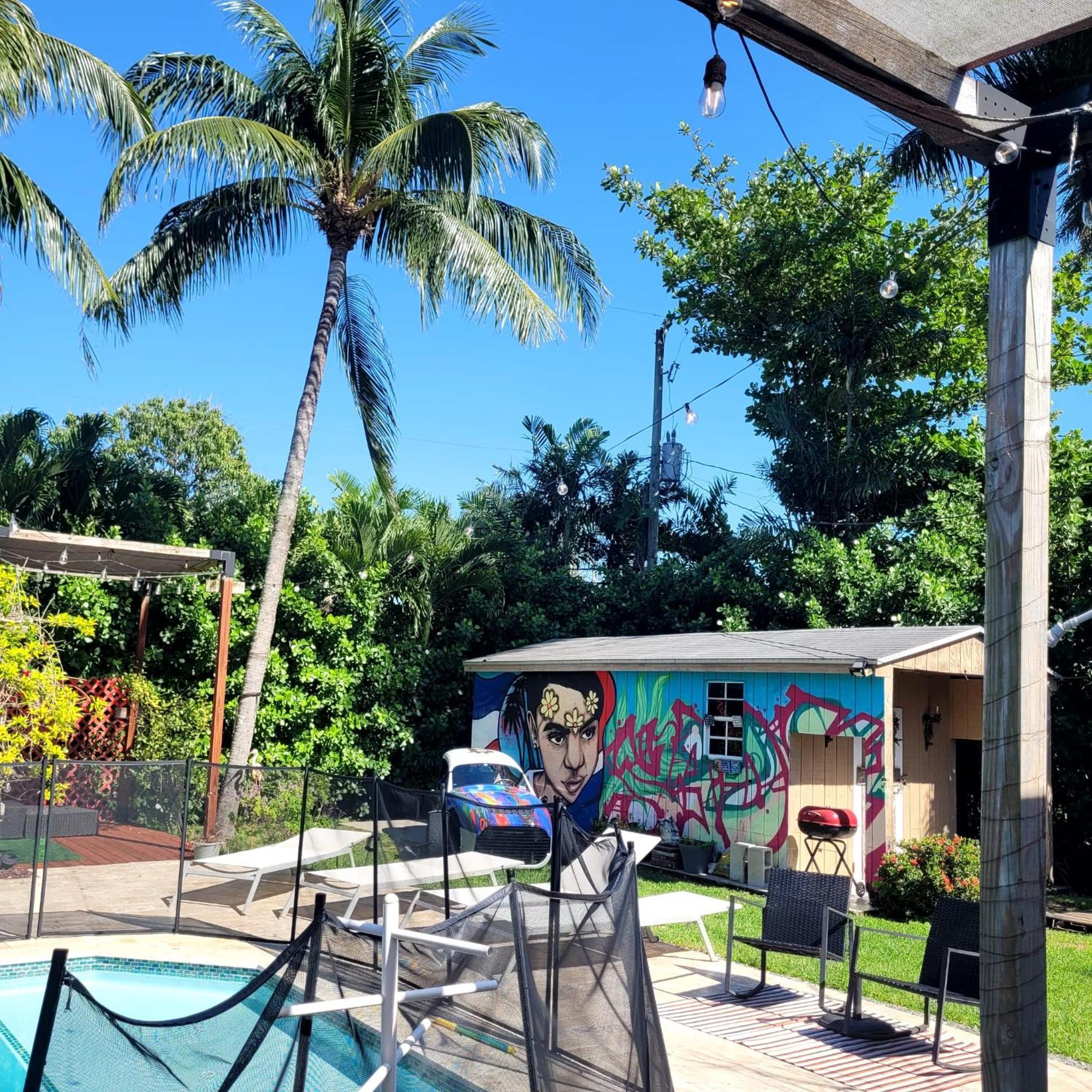 Holiday home Festive Pool With Lots Of Colors And Swag. *