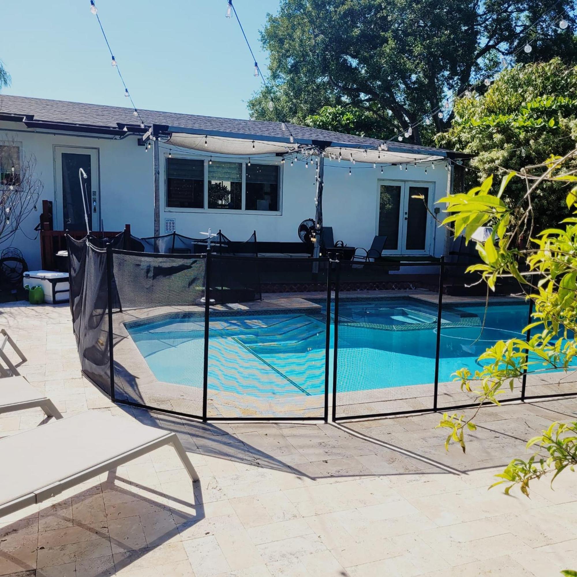 Holiday home Festive Pool With Lots Of Colors And Swag. *