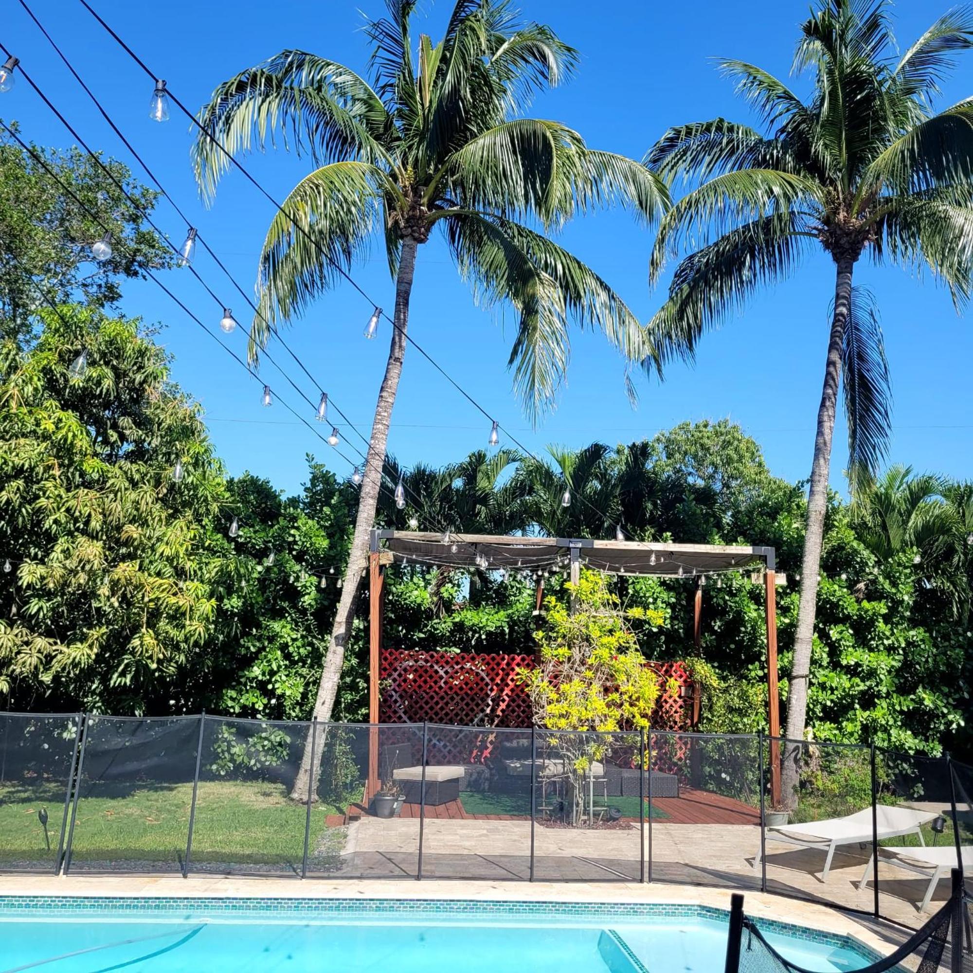 Holiday home Festive Pool With Lots Of Colors And Swag.
