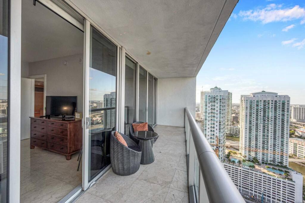 Icon 39th Floor 1 Bedroom Apartment- Bay & View- Free Apartment *