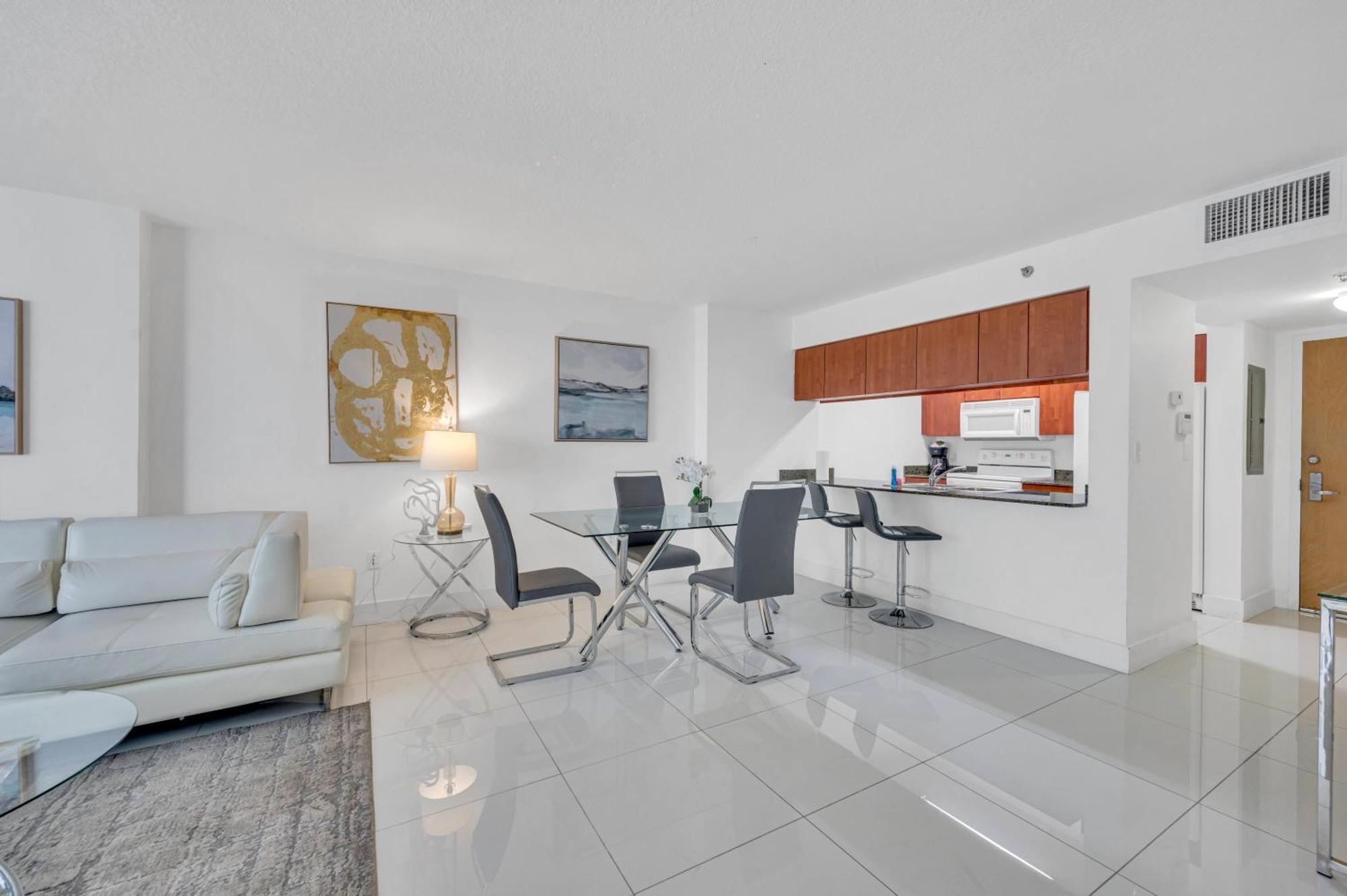 Luxury 1 Bedroom • Brickell • Unique Views Apartment