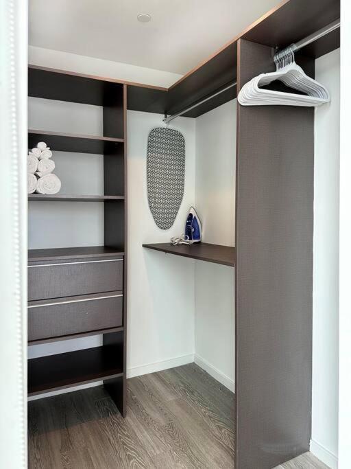 Downtown 2 Br-sleeps 6- 1-kingbed, Sofabed