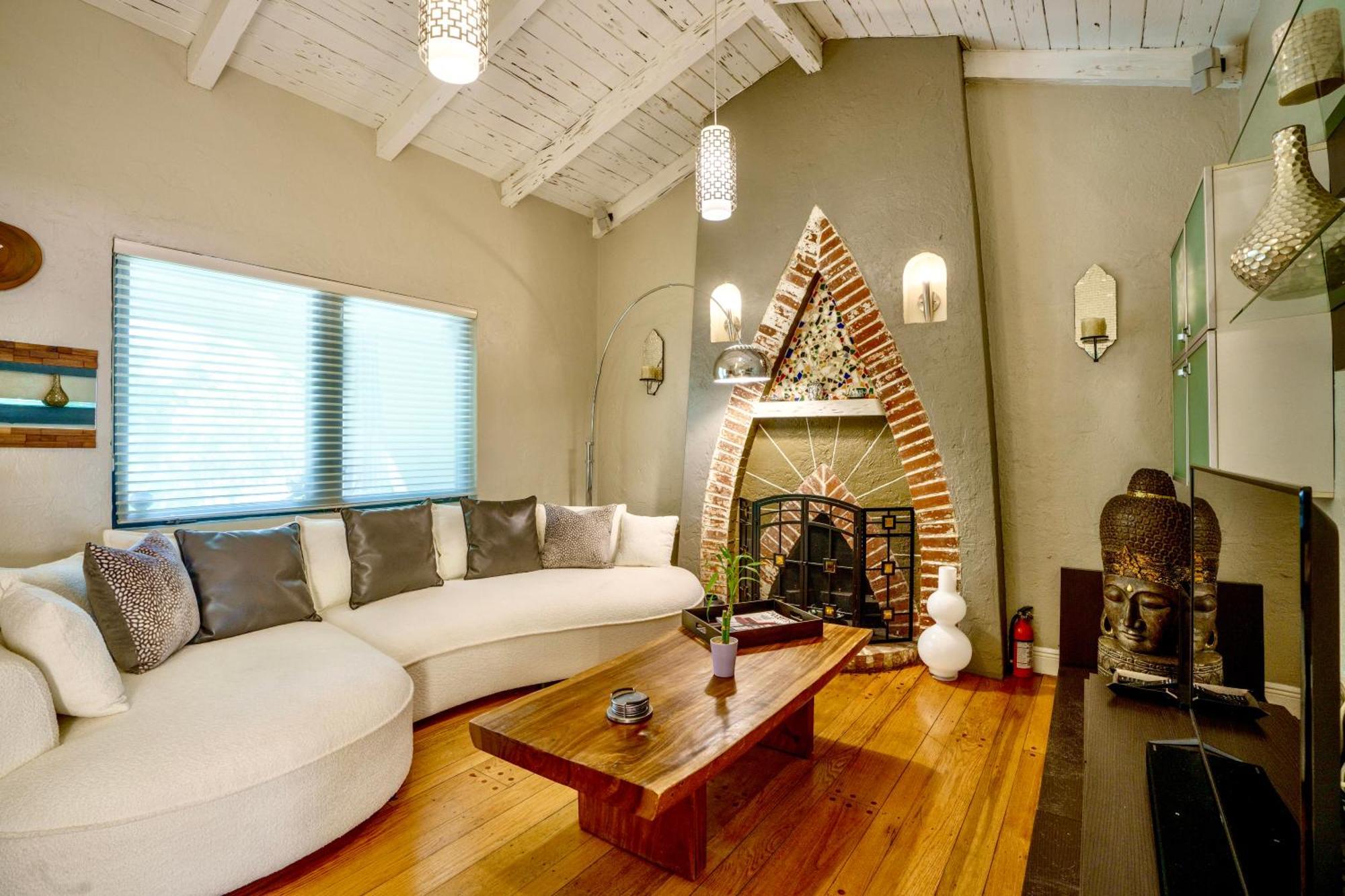 Seaside Haven: Gated 2-bedroom With Den And Parking Miami
