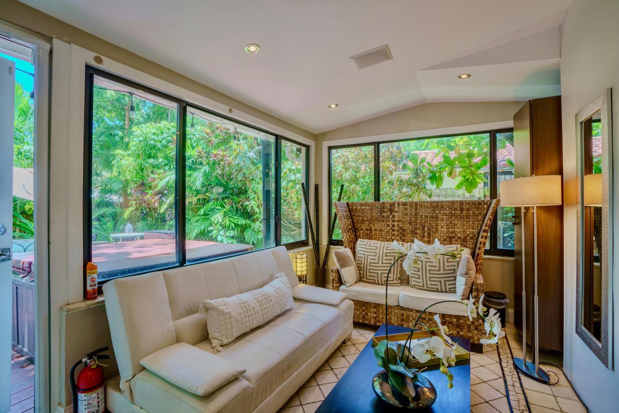 Seaside Haven: Gated 2-bedroom With Den And Parking Holiday home *