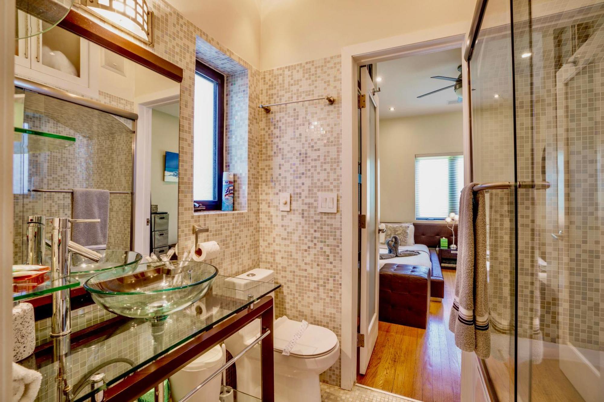 Seaside Haven: Gated 2-bedroom With Den And Parking Miami