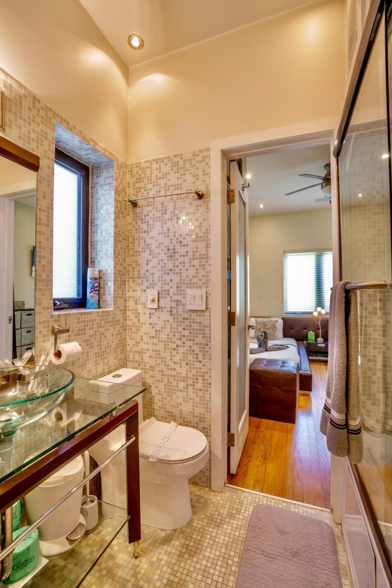 Seaside Haven: Gated 2-bedroom With Den And Parking *