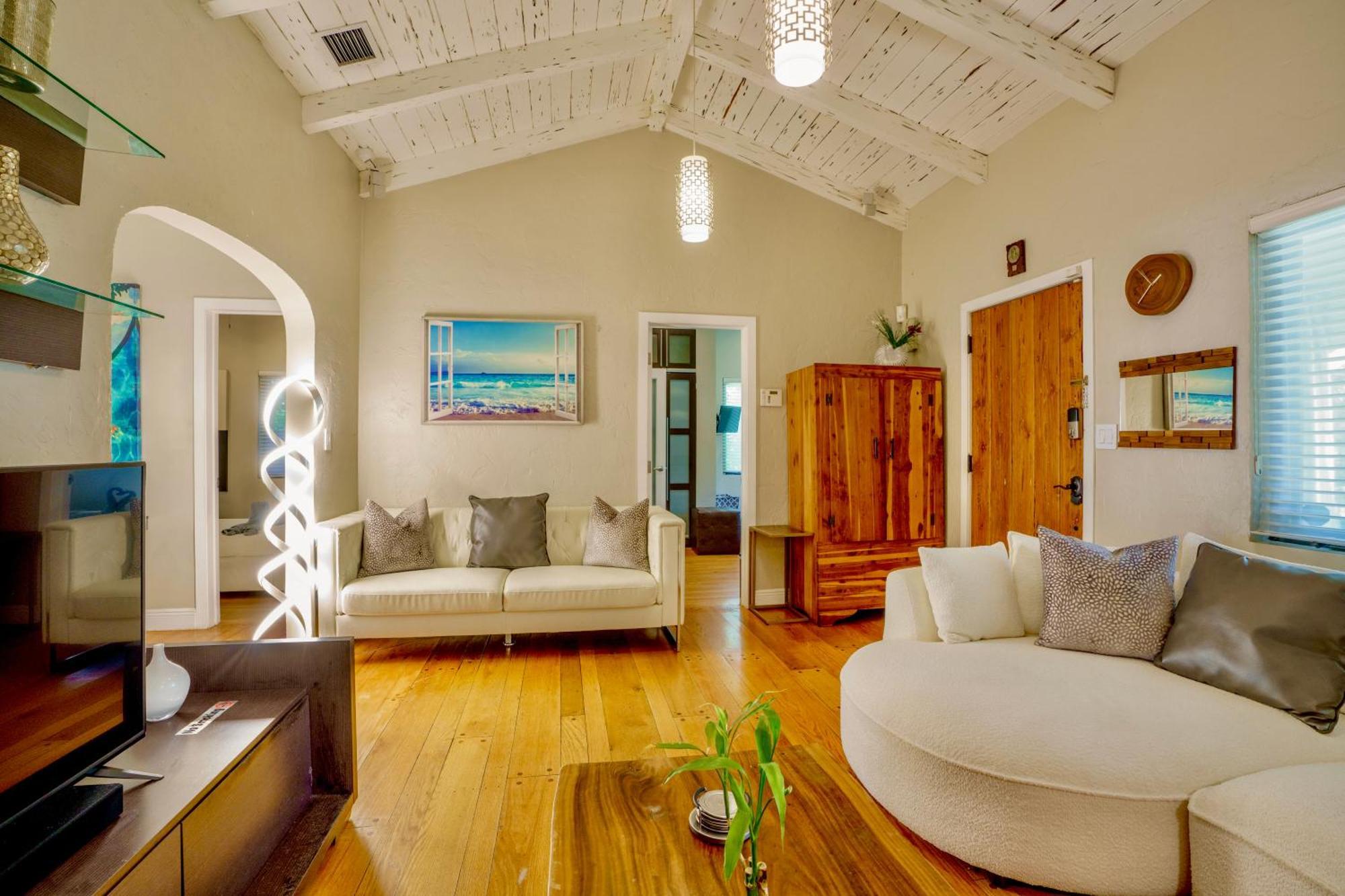 Seaside Haven: Gated 2-bedroom With Den And Parking * Miami