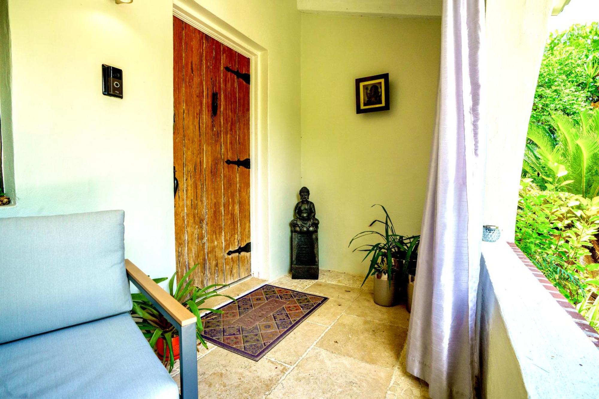 Seaside Haven: Gated 2-bedroom With Den And Parking Miami