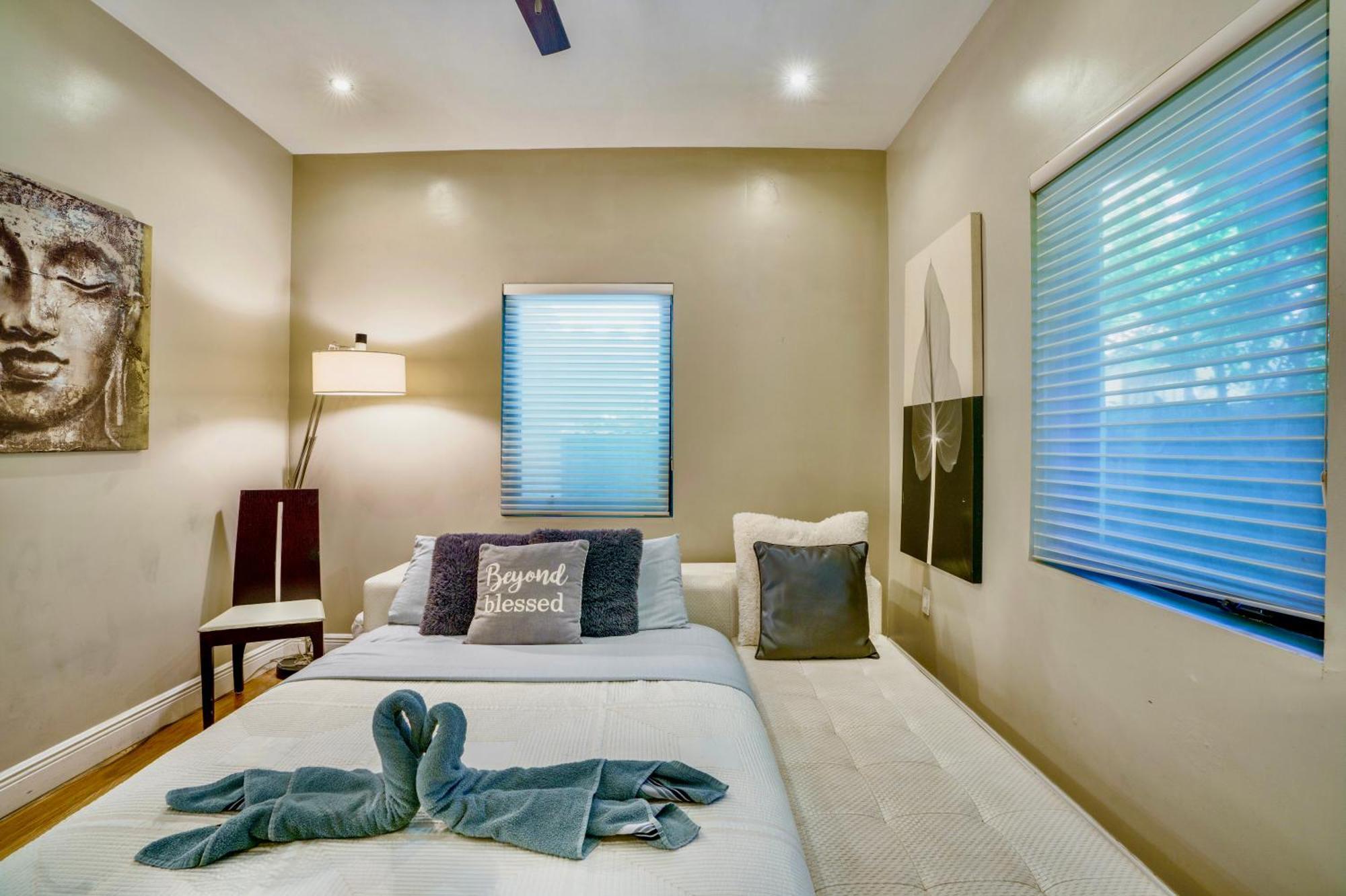 Seaside Haven: Gated 2-bedroom With Den And Parking * Miami