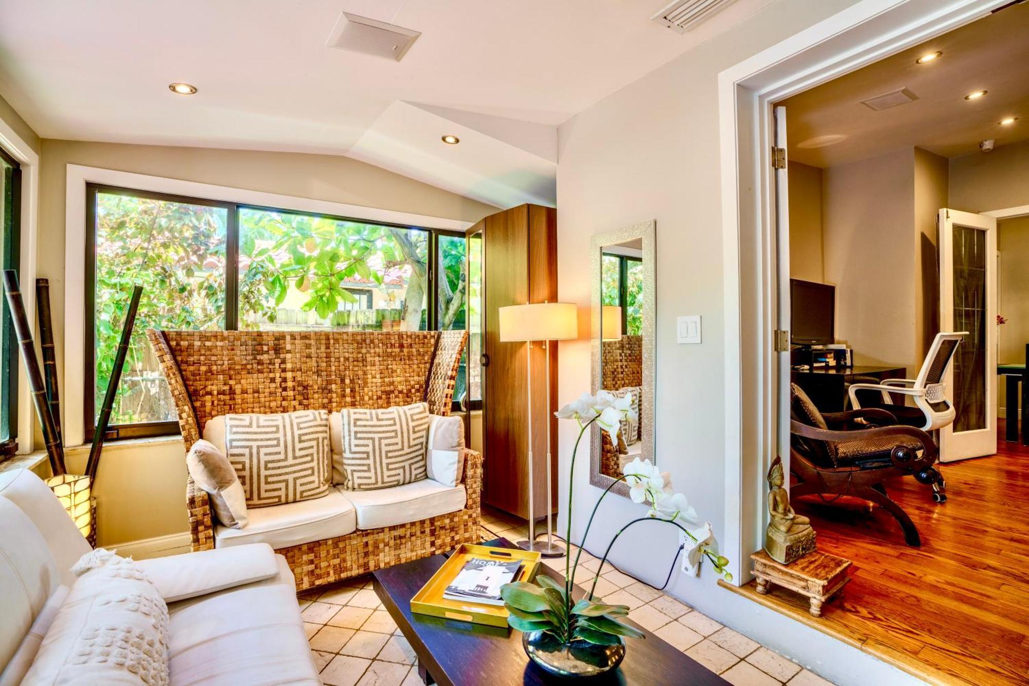 Seaside Haven: Gated 2-bedroom With Den And Parking Holiday home