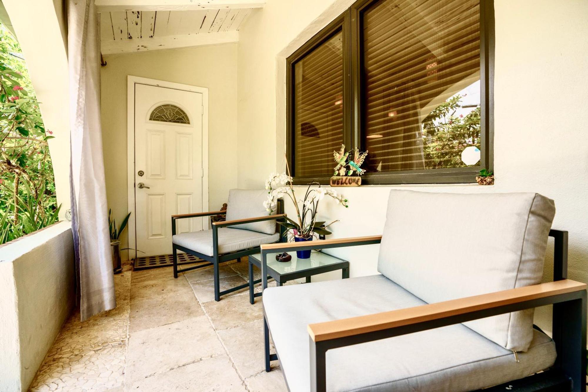 Seaside Haven: Gated 2-bedroom With Den And Parking * Miami