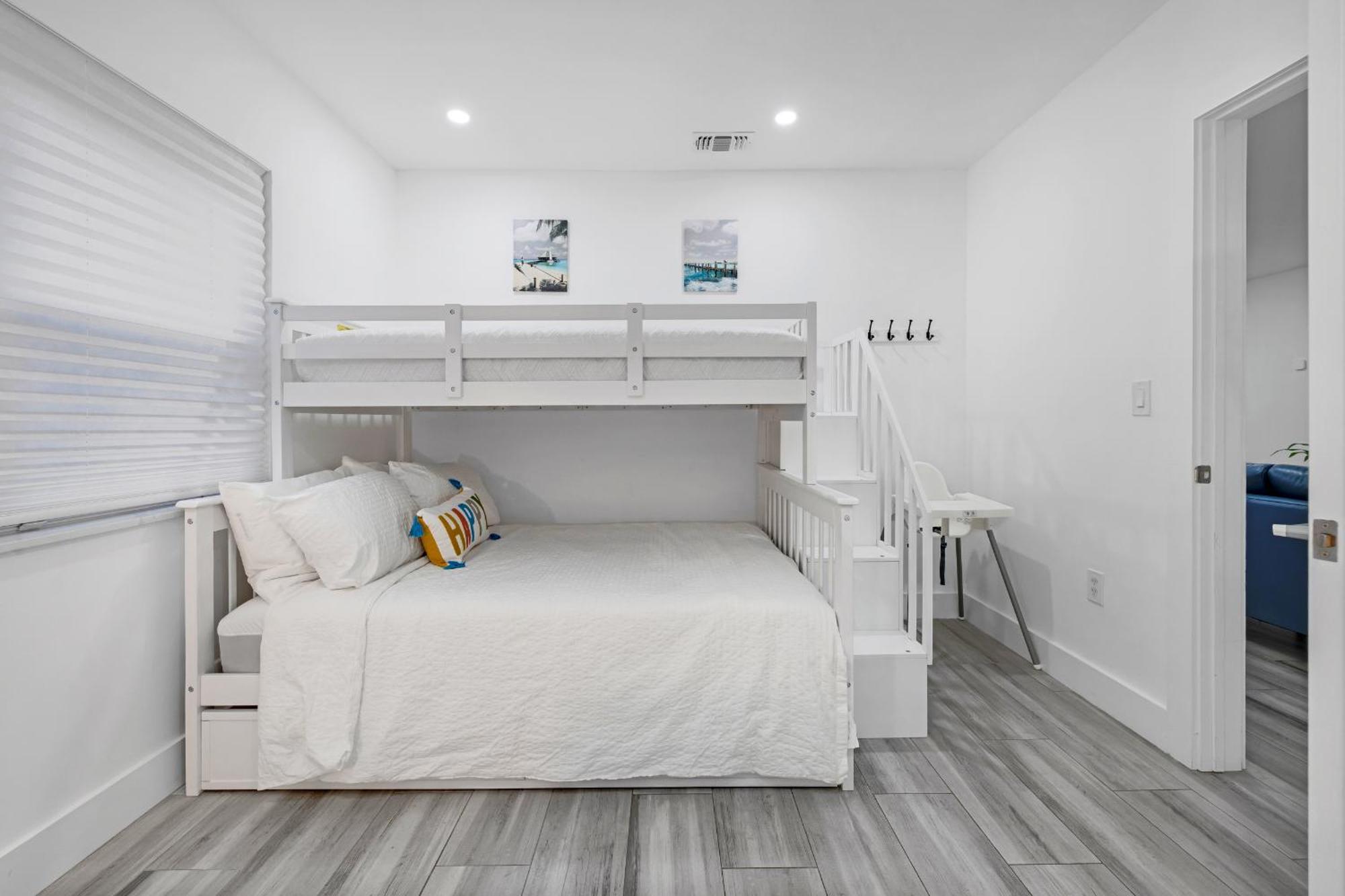 Modern In Design District ! Holiday home *