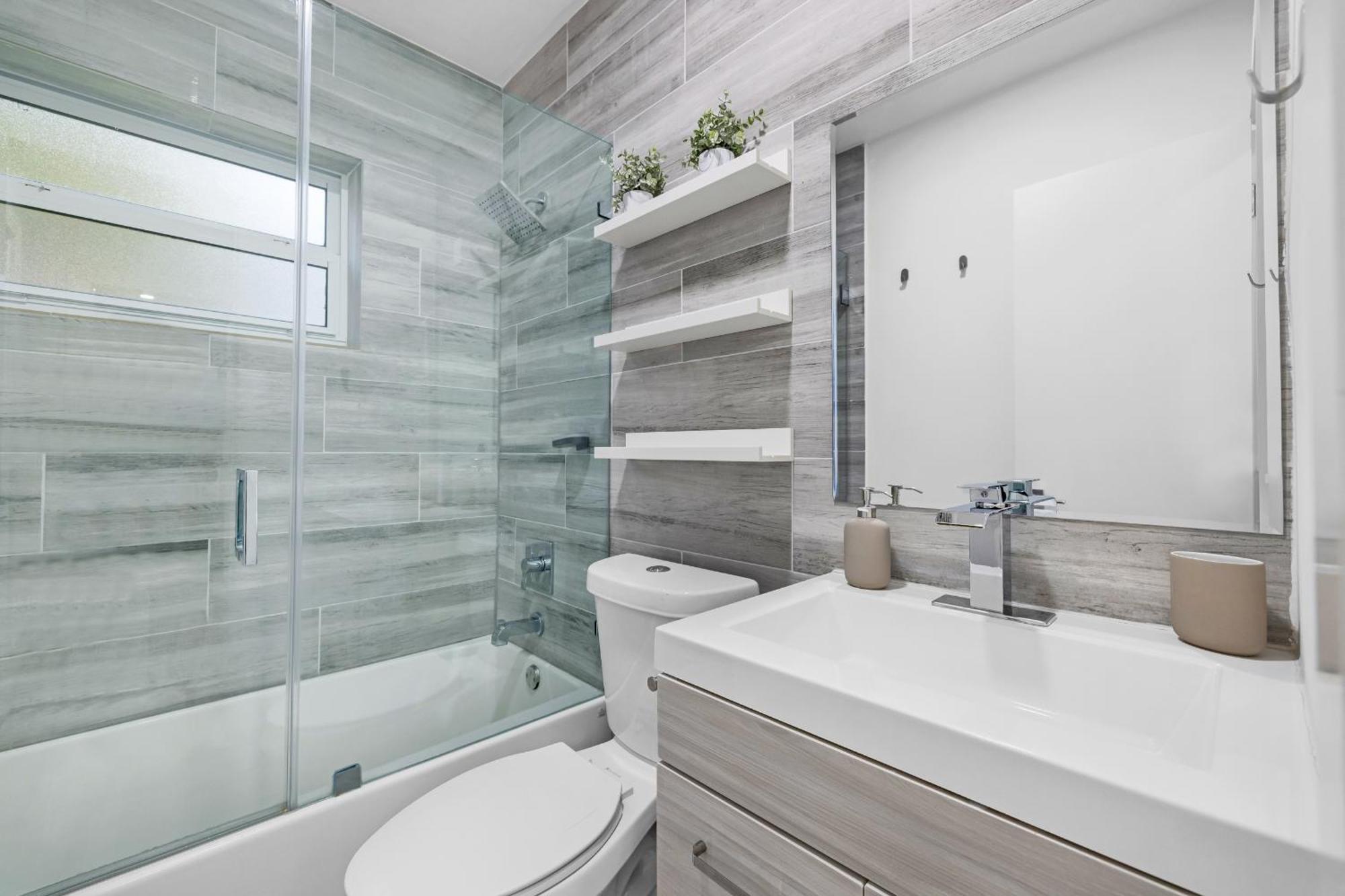 Modern In Design District ! Holiday home