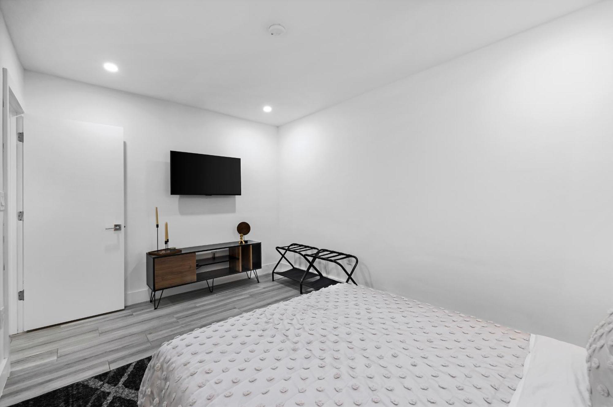 Modern In Design District ! Holiday home *