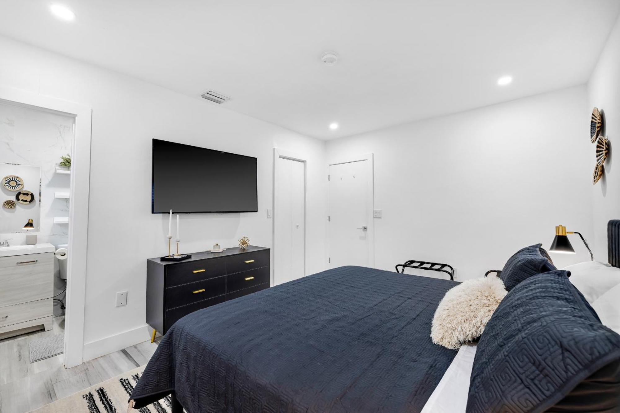 Modern In Design District ! Holiday home *
