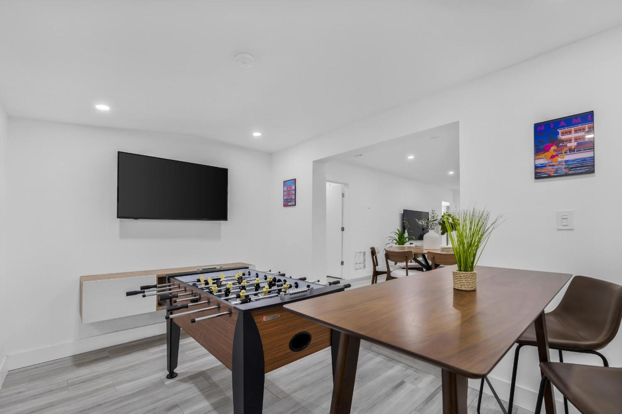 Modern In Design District ! Holiday home