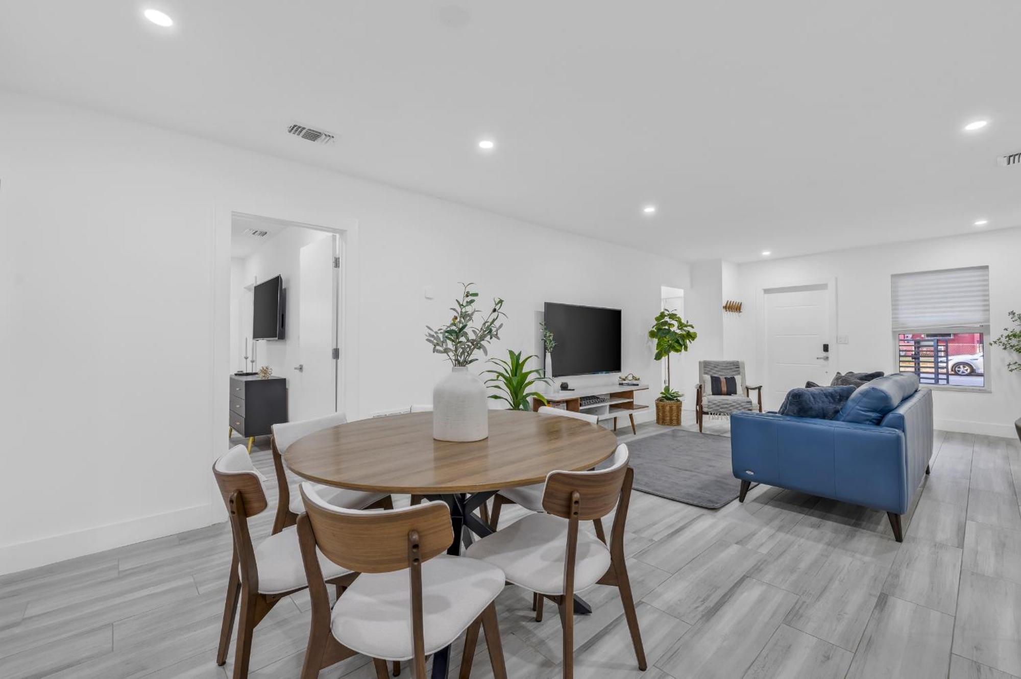 Modern In Design District ! Holiday home