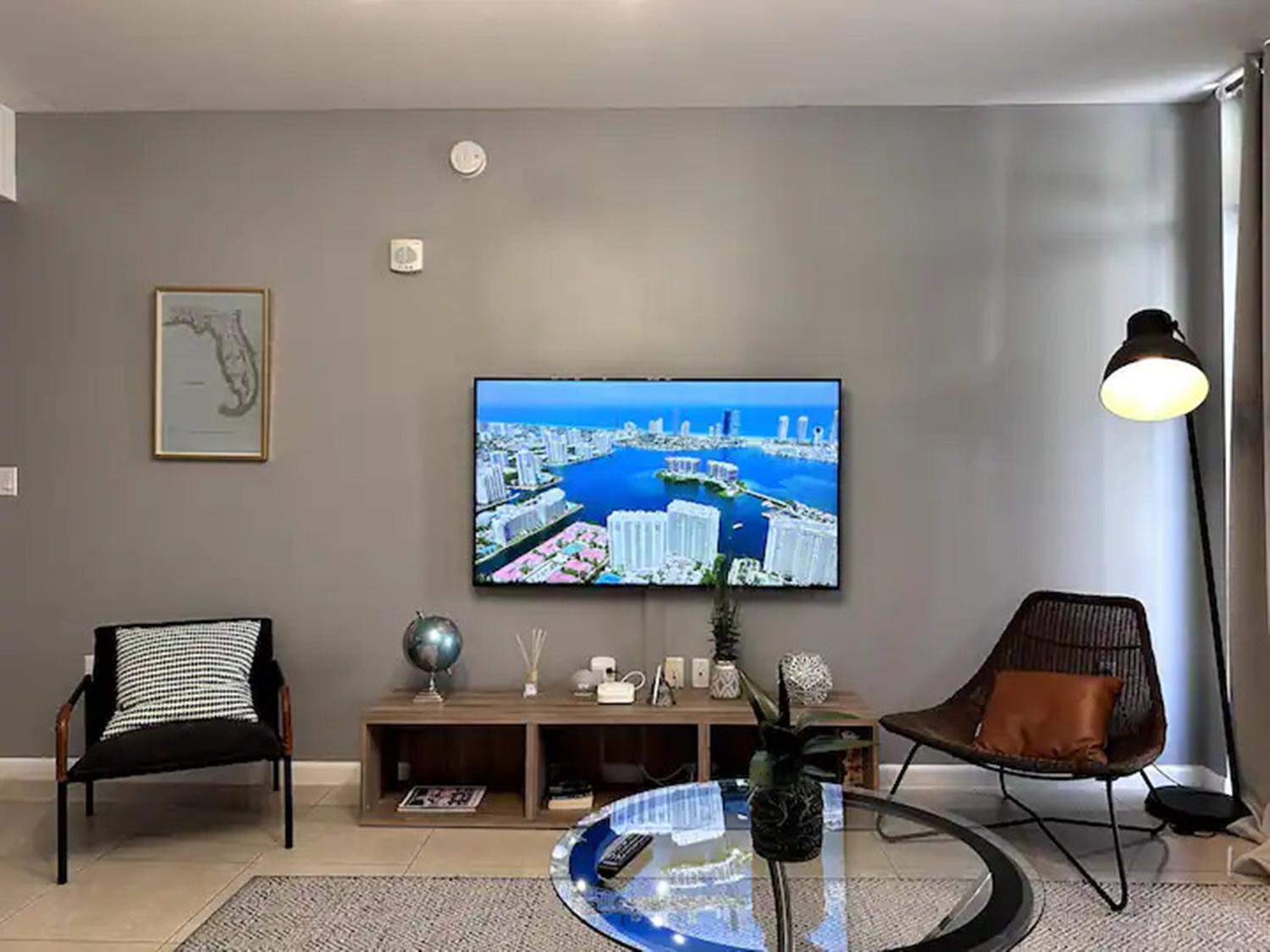 Apartment Lovely Midblock Building 1 Bedroom 1 Bathroom *