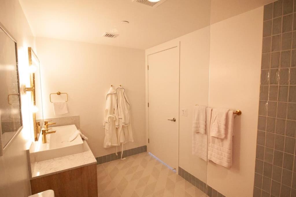 Luxury High Rise Haven Apartment *