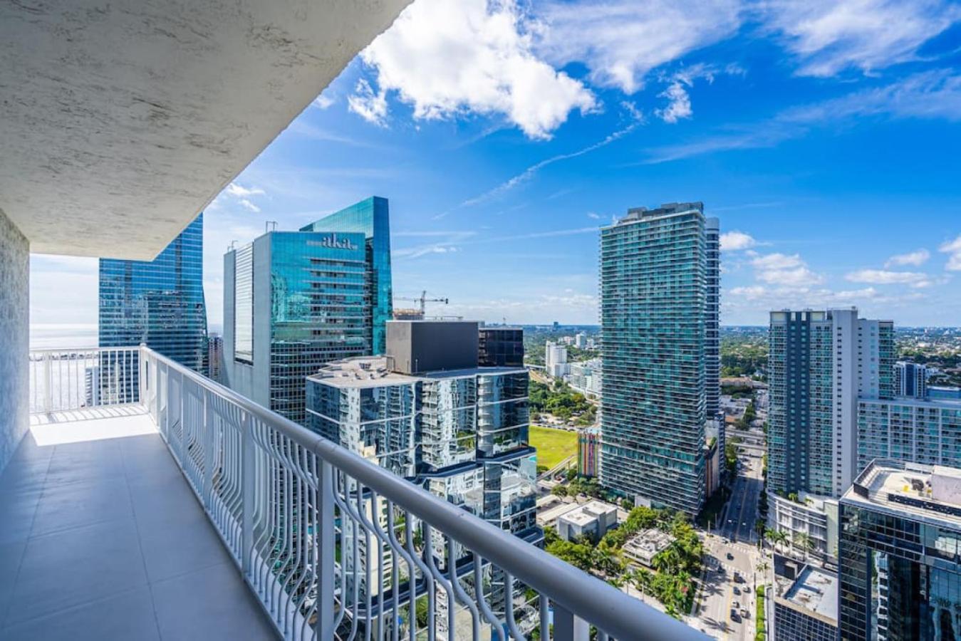 Luxe Brickell Gem With Huge Balcony N Ocean Views