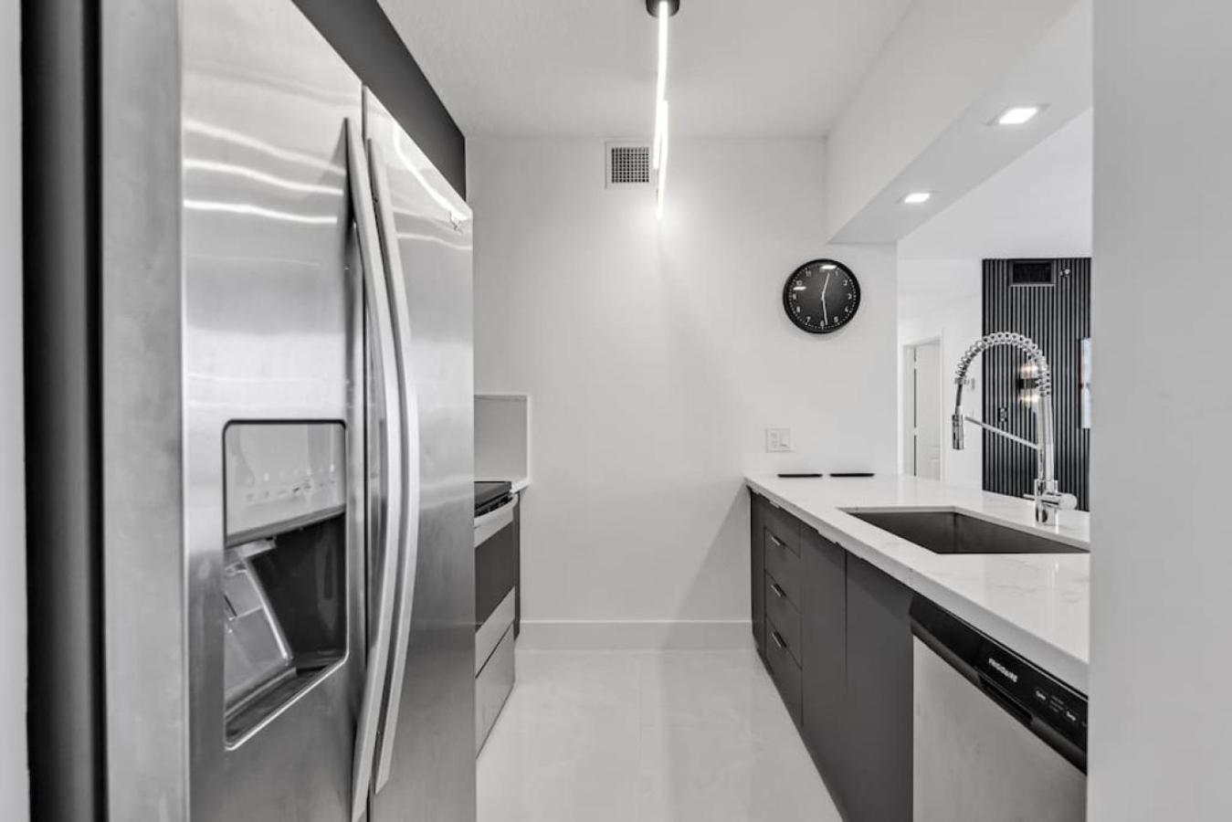Luxe Brickell Gem With Huge Balcony N Ocean Views Holiday home