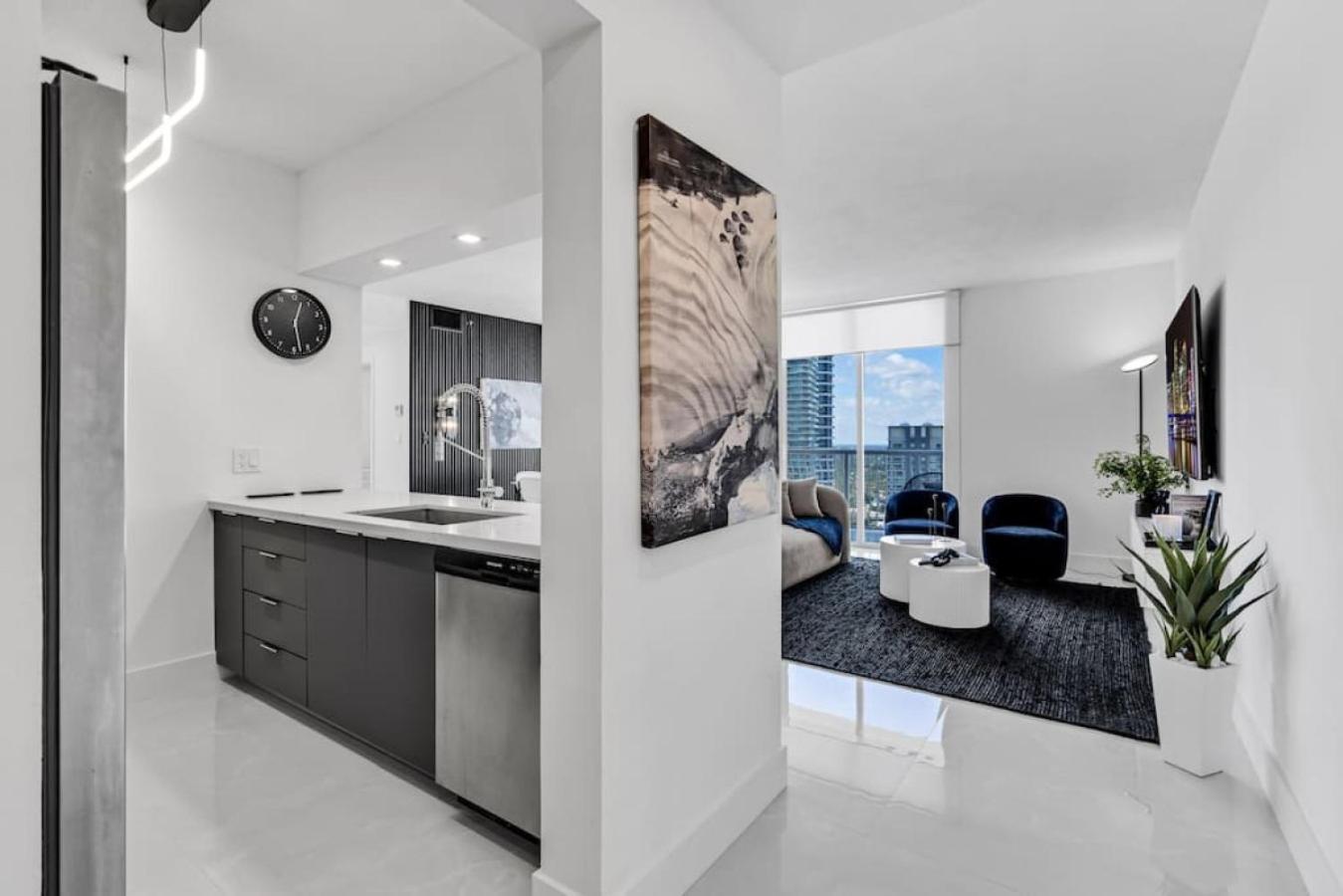 Luxe Brickell Gem With Huge Balcony N Ocean Views Holiday home