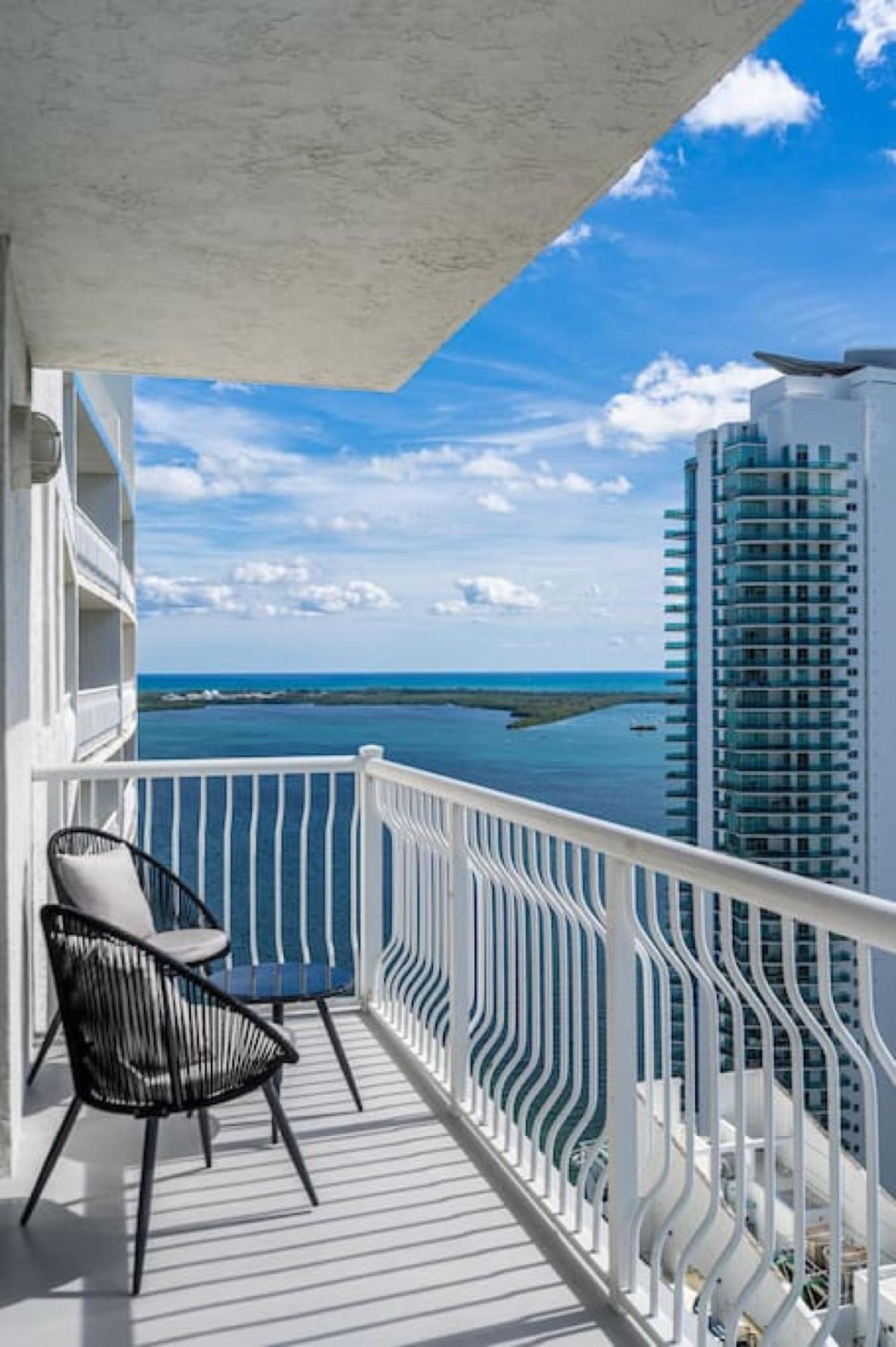 Luxe Brickell Gem With Huge Balcony N Ocean Views Holiday home