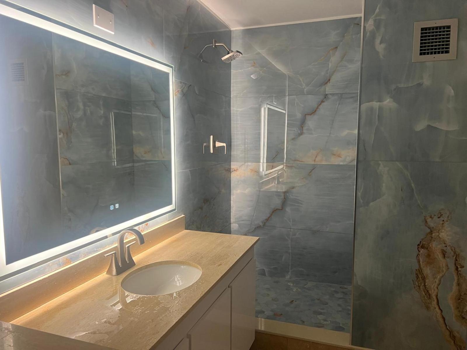 Penthouse 2 Stroy 2 Bedroom Water Views *