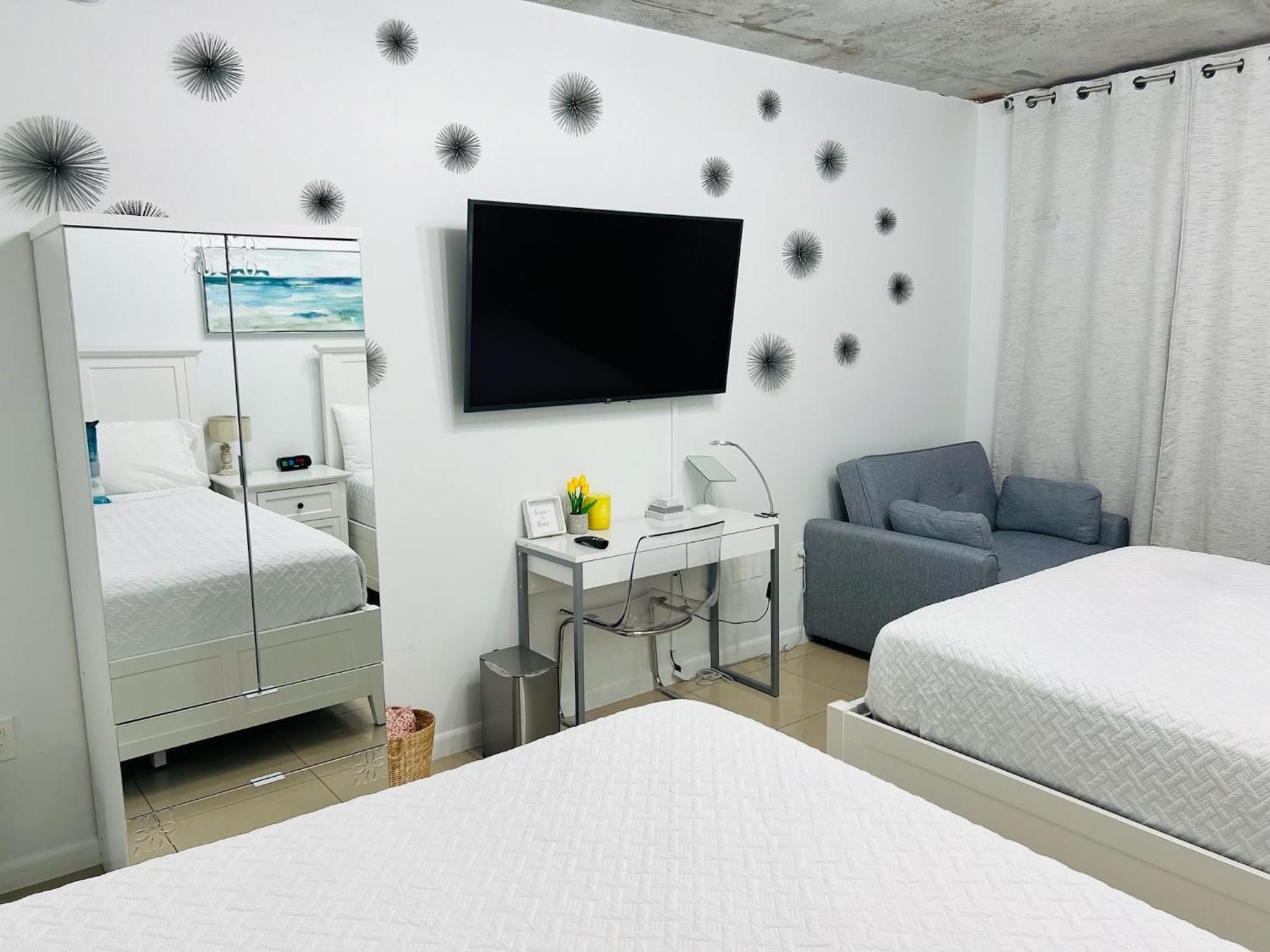 Spacious 2bd 2bth At Midblock *
