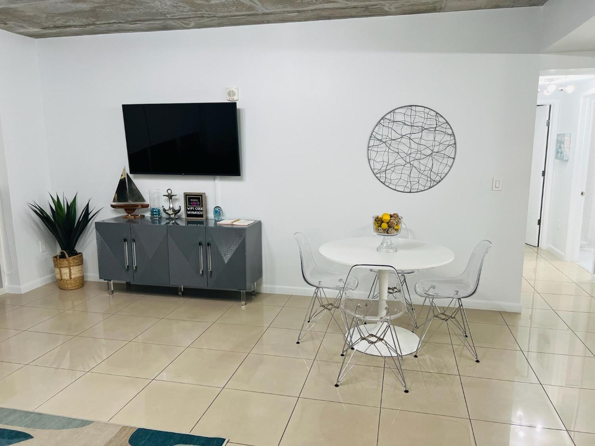 Spacious 2bd 2bth At Midblock Miami