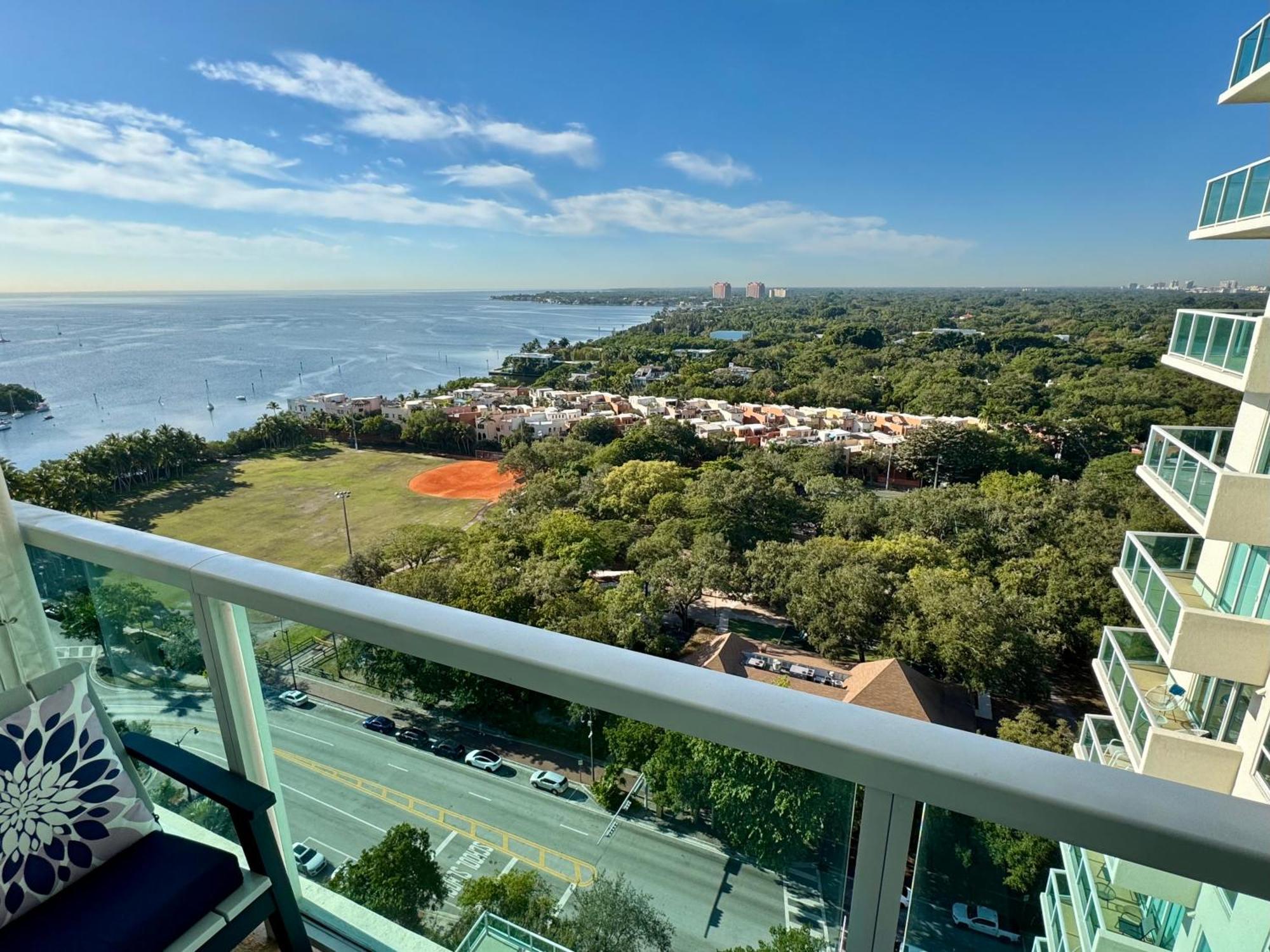 Balcony Ocean View ! Wifi - Pool - Gym - Parking * Miami