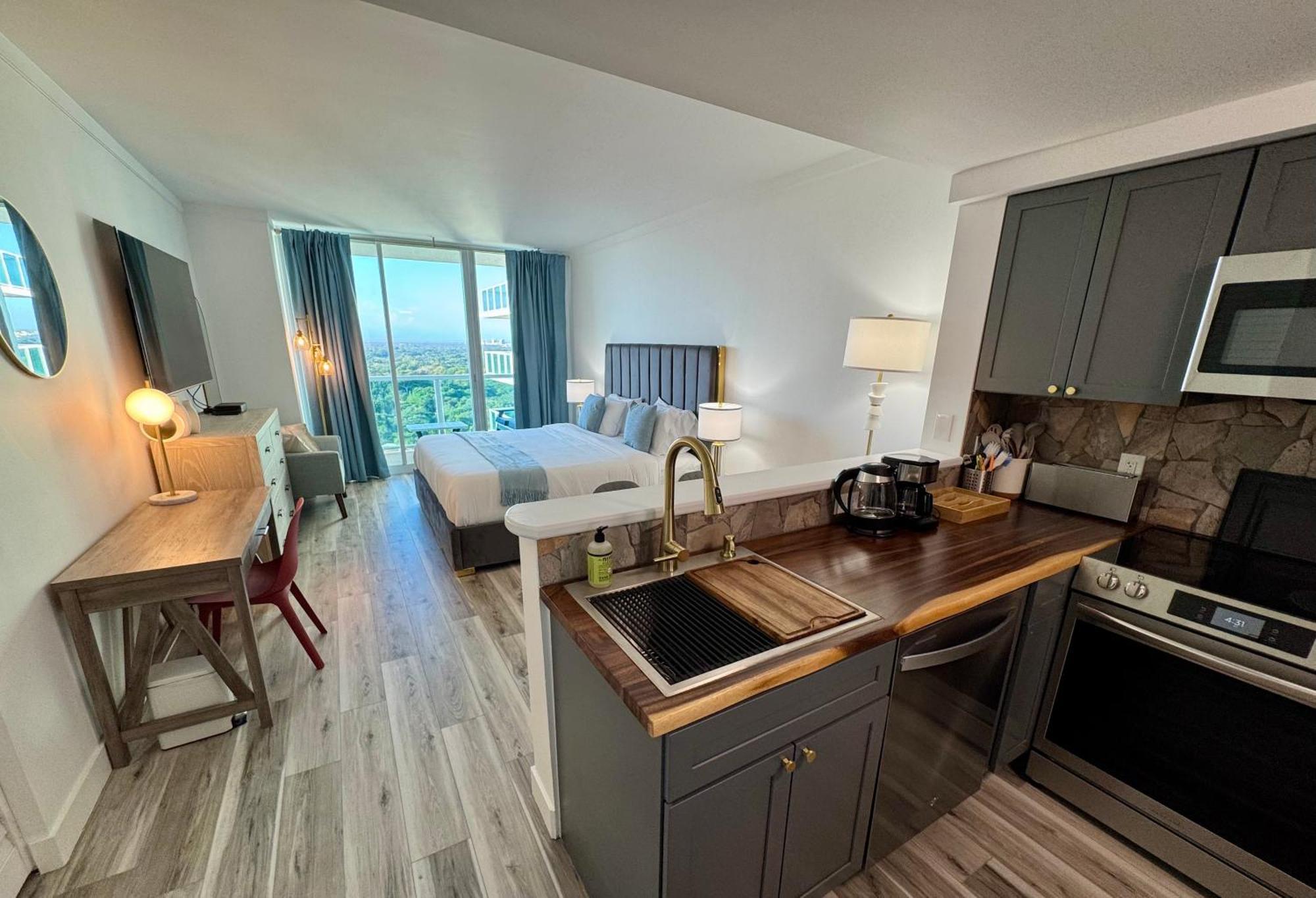 Balcony Ocean View ! Wifi - Pool - Gym - Parking *