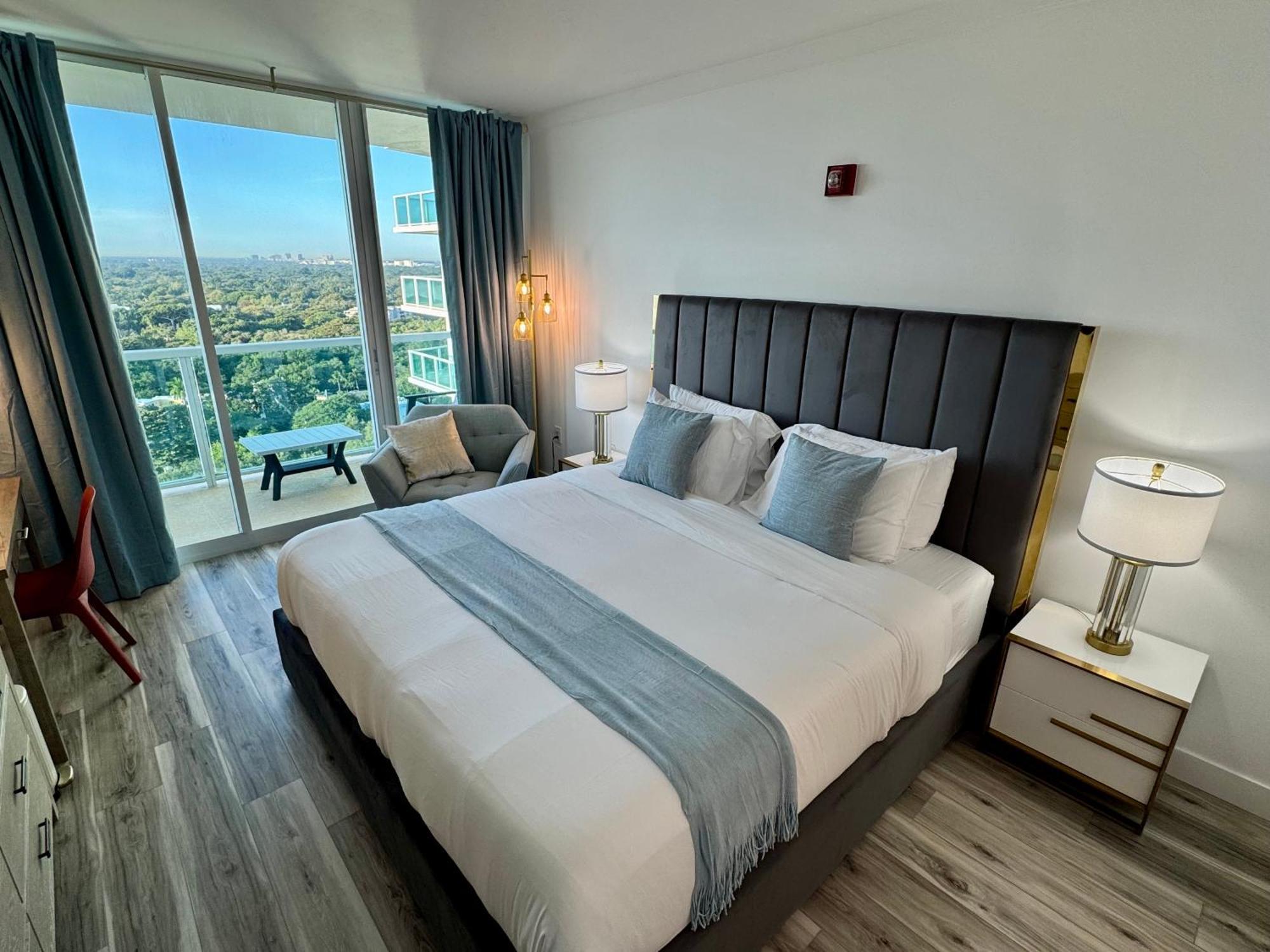 Balcony Ocean View ! Pool - Wifi - Gym - Parking Apartment *