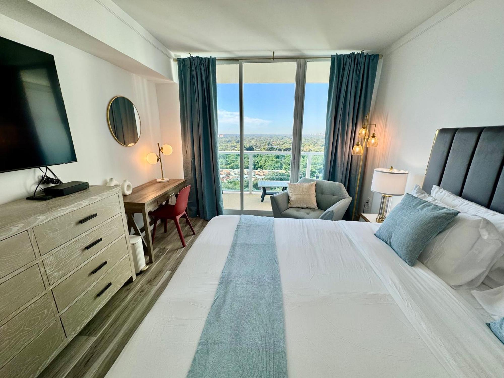 Balcony Ocean View ! Pool - Wifi - Gym - Parking *