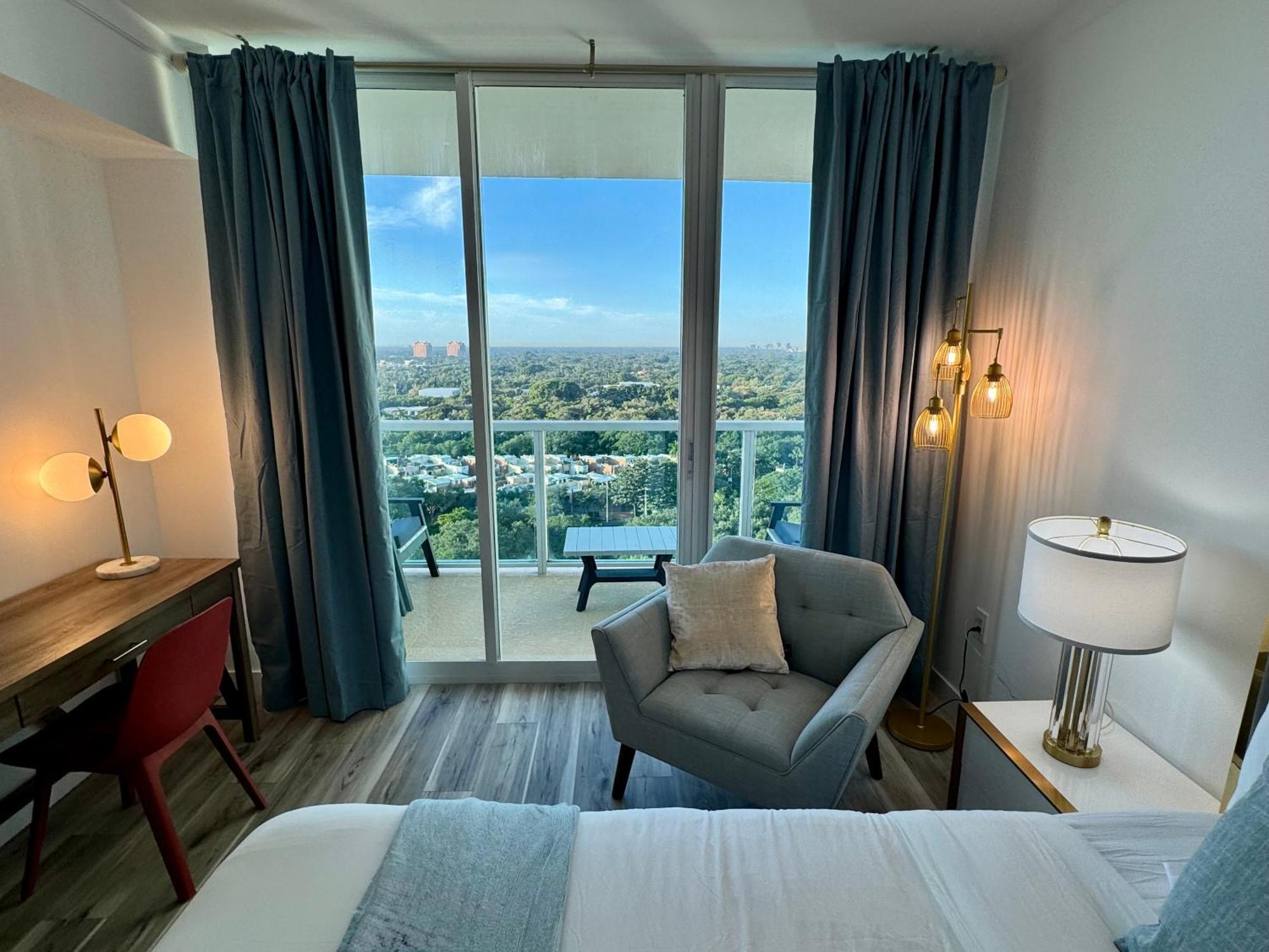 Balcony Ocean View ! Pool - Wifi - Gym - Parking Miami