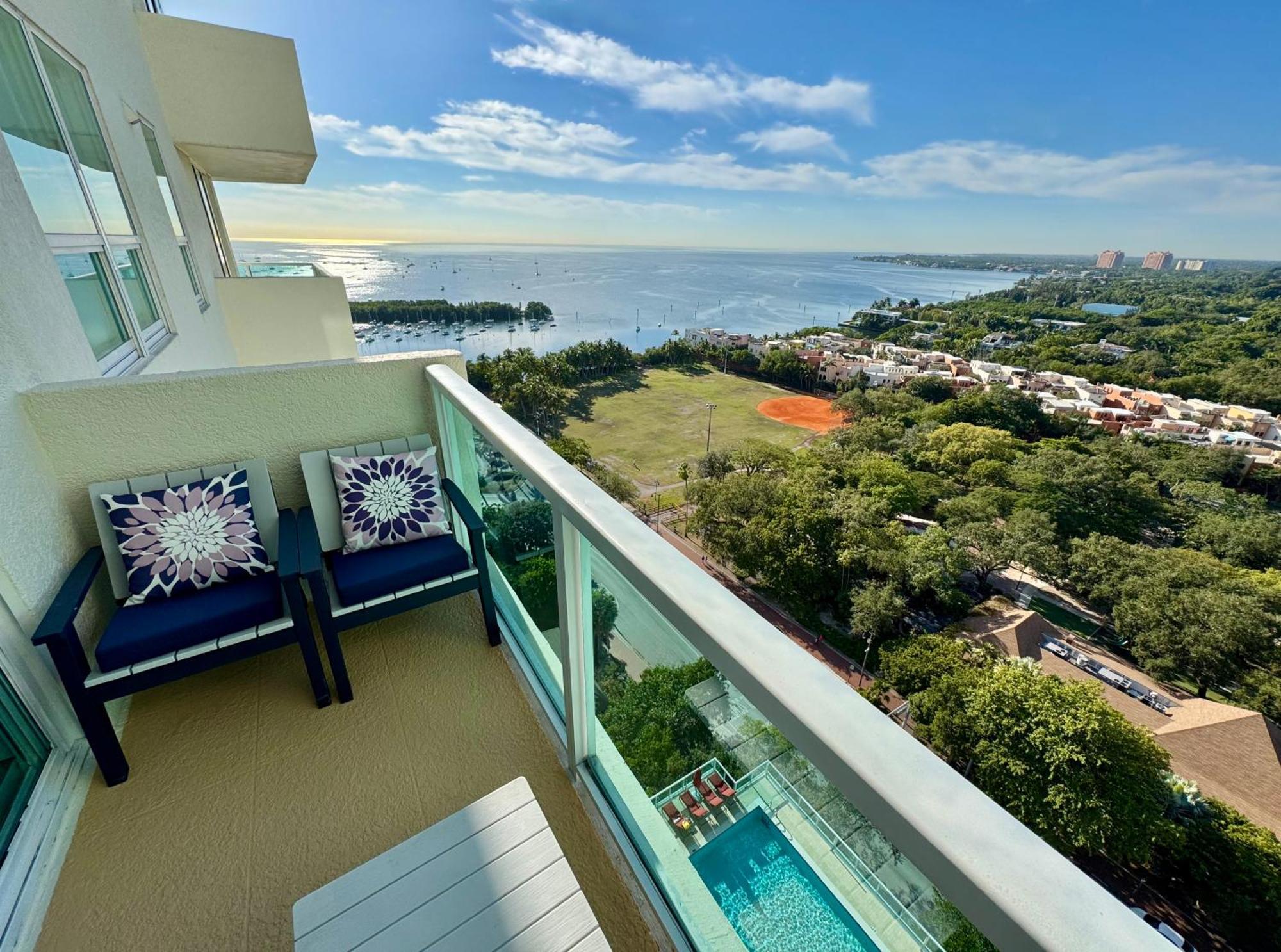 Balcony Ocean View ! Pool - Wifi - Gym - Parking Apartment *