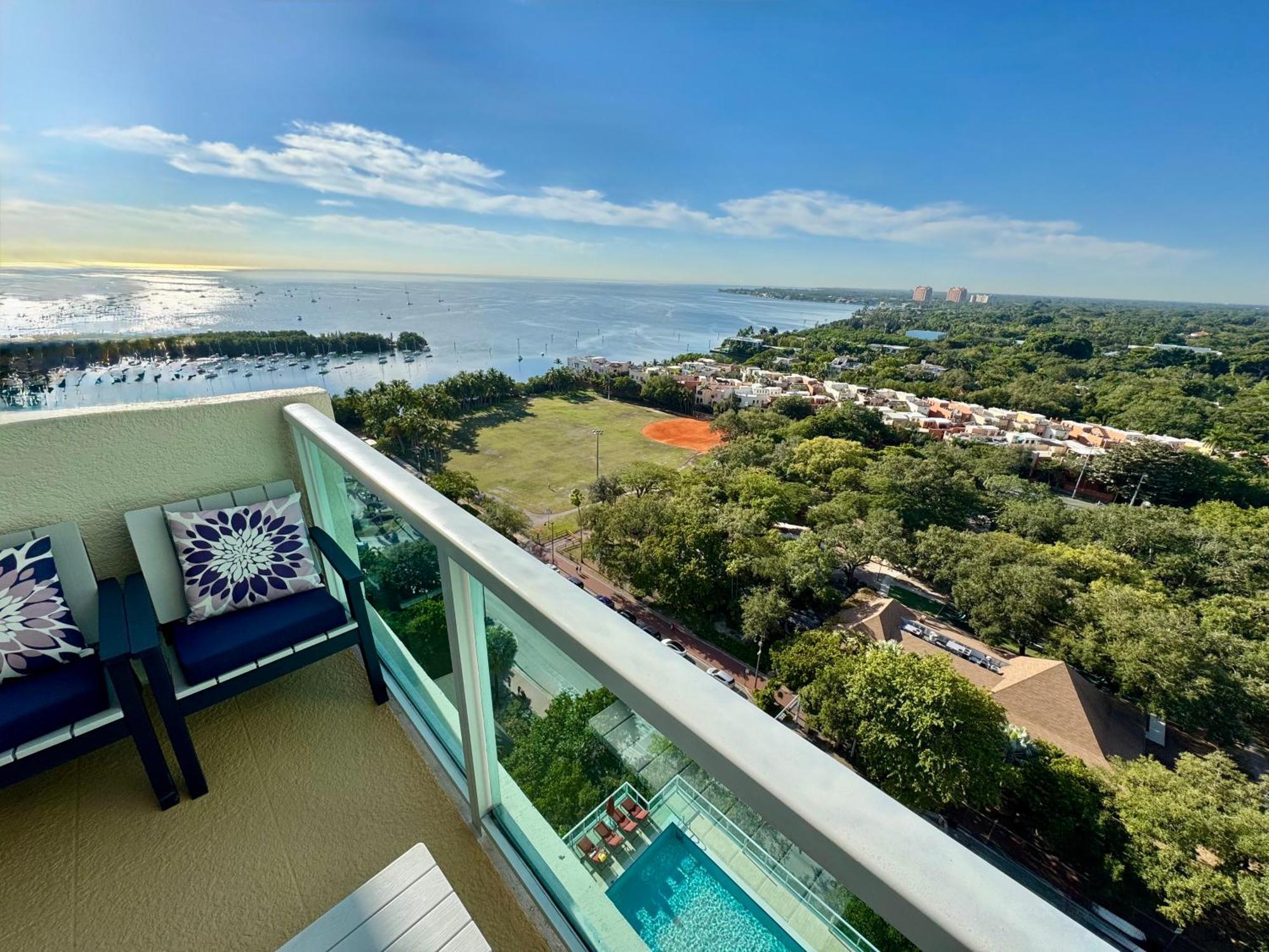 Balcony Ocean View ! Pool - Wifi - Gym - Parking Apartment *
