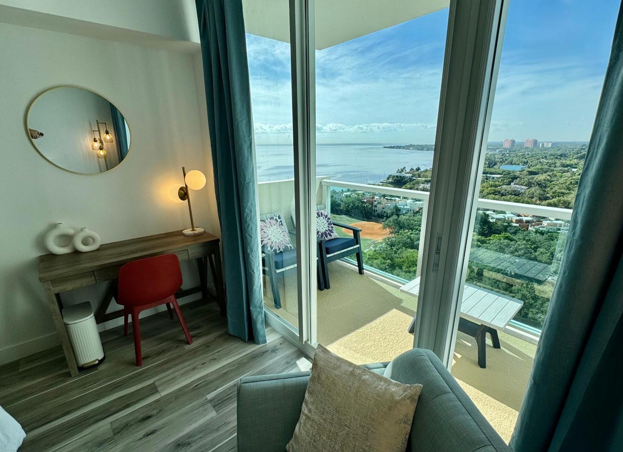 Balcony Ocean View ! Pool - Wifi - Gym - Parking Apartment *