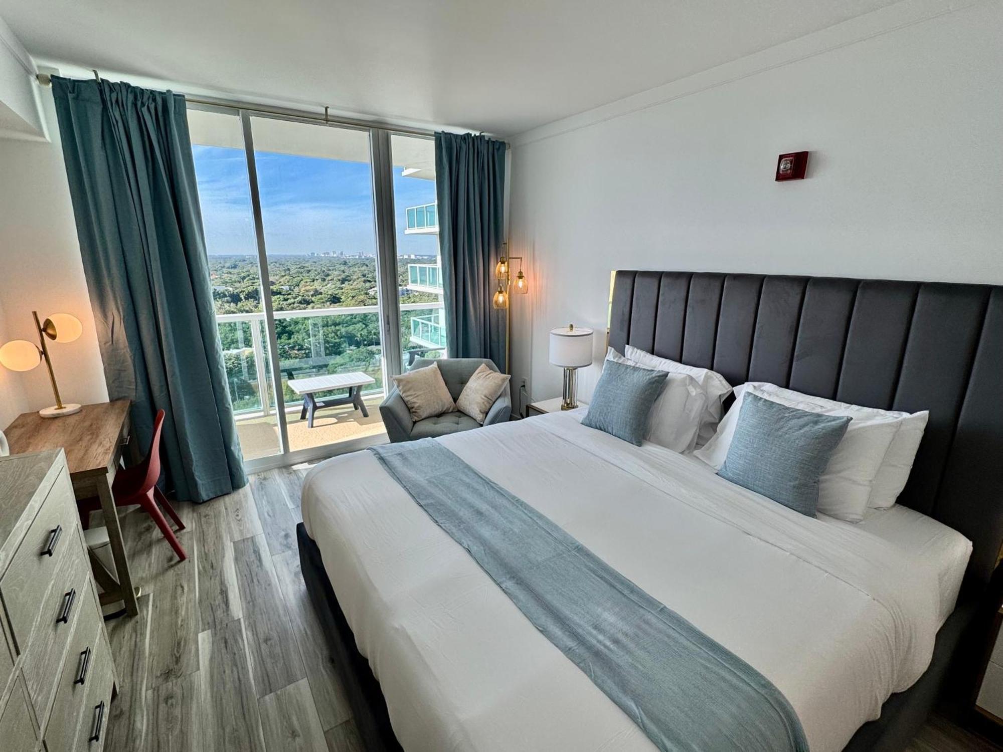 Balcony Ocean View ! Pool - Wifi - Gym - Parking Apartment